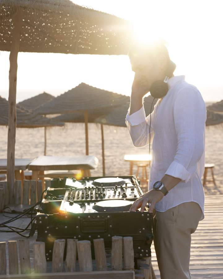 DJ